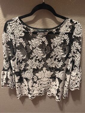 Karen Kane Women’s Medium Black White Floral Lace Sheer Blouse Scalloped Hem